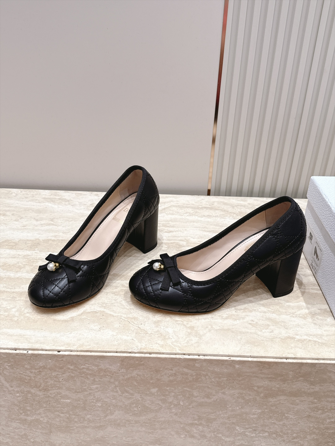 Dior 迪奥 26ss早秋系列 新款织带珍珠蝴蝶结中跟单鞋 以品牌经典标志性的字母织带装饰打造，搭配同色系的皮质鞋床，