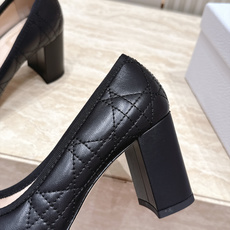 Dior 迪奥 26ss早秋系列 新款织带珍珠蝴蝶结中跟单鞋 以品牌经典标志性的字母织带装饰打造,搭配同色系的皮质鞋床, Dior 迪奥 26ss早秋系列 新款织带珍珠蝴蝶结中跟单鞋 以品牌经典标志性的字母织带装饰打造,搭配同色系的皮质鞋床,