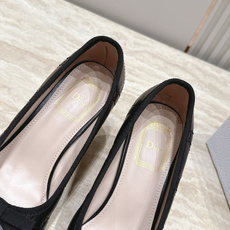 Dior 迪奥 26ss早秋系列 新款织带珍珠蝴蝶结中跟单鞋 以品牌经典标志性的字母织带装饰打造,搭配同色系的皮质鞋床, Dior 迪奥 26ss早秋系列 新款织带珍珠蝴蝶结中跟单鞋 以品牌经典标志性的字母织带装饰打造,搭配同色系的皮质鞋床,