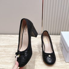 Dior 迪奥 26ss早秋系列 新款织带珍珠蝴蝶结中跟单鞋 以品牌经典标志性的字母织带装饰打造,搭配同色系的皮质鞋床, Dior 迪奥 26ss早秋系列 新款织带珍珠蝴蝶结中跟单鞋 以品牌经典标志性的字母织带装饰打造,搭配同色系的皮质鞋床,