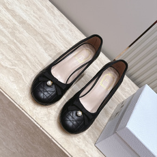 Dior 迪奥 26ss早秋系列 新款织带珍珠蝴蝶结中跟单鞋 以品牌经典标志性的字母织带装饰打造,搭配同色系的皮质鞋床, Dior 迪奥 26ss早秋系列 新款织带珍珠蝴蝶结中跟单鞋 以品牌经典标志性的字母织带装饰打造,搭配同色系的皮质鞋床,