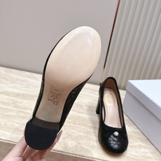 Dior 迪奥 26ss早秋系列 新款织带珍珠蝴蝶结中跟单鞋 以品牌经典标志性的字母织带装饰打造,搭配同色系的皮质鞋床, Dior 迪奥 26ss早秋系列 新款织带珍珠蝴蝶结中跟单鞋 以品牌经典标志性的字母织带装饰打造,搭配同色系的皮质鞋床,
