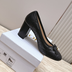 Dior 迪奥 26ss早秋系列 新款织带珍珠蝴蝶结中跟单鞋 以品牌经典标志性的字母织带装饰打造,搭配同色系的皮质鞋床, Dior 迪奥 26ss早秋系列 新款织带珍珠蝴蝶结中跟单鞋 以品牌经典标志性的字母织带装饰打造,搭配同色系的皮质鞋床,