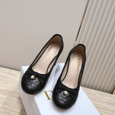 Dior 迪奥 26ss早秋系列 新款织带珍珠蝴蝶结中跟单鞋 以品牌经典标志性的字母织带装饰打造,搭配同色系的皮质鞋床, Dior 迪奥 26ss早秋系列 新款织带珍珠蝴蝶结中跟单鞋 以品牌经典标志性的字母织带装饰打造,搭配同色系的皮质鞋床,