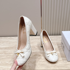 Dior 迪奥 26ss早秋系列 新款织带珍珠蝴蝶结中跟单鞋 以品牌经典标志性的字母织带装饰打造,搭配同色系的皮质鞋床, Dior 迪奥 26ss早秋系列 新款织带珍珠蝴蝶结中跟单鞋 以品牌经典标志性的字母织带装饰打造,搭配同色系的皮质鞋床,