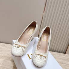 Dior 迪奥 26ss早秋系列 新款织带珍珠蝴蝶结中跟单鞋 以品牌经典标志性的字母织带装饰打造,搭配同色系的皮质鞋床, Dior 迪奥 26ss早秋系列 新款织带珍珠蝴蝶结中跟单鞋 以品牌经典标志性的字母织带装饰打造,搭配同色系的皮质鞋床,