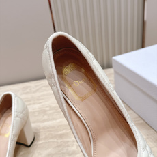 Dior 迪奥 26ss早秋系列 新款织带珍珠蝴蝶结中跟单鞋 以品牌经典标志性的字母织带装饰打造,搭配同色系的皮质鞋床, Dior 迪奥 26ss早秋系列 新款织带珍珠蝴蝶结中跟单鞋 以品牌经典标志性的字母织带装饰打造,搭配同色系的皮质鞋床,