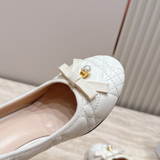 Dior 迪奥 26ss早秋系列 新款织带珍珠蝴蝶结中跟单鞋 以品牌经典标志性的字母织带装饰打造,搭配同色系的皮质鞋床, Dior 迪奥 26ss早秋系列 新款织带珍珠蝴蝶结中跟单鞋 以品牌经典标志性的字母织带装饰打造,搭配同色系的皮质鞋床,