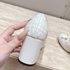 Dior 迪奥 26ss早秋系列 新款织带珍珠蝴蝶结中跟单鞋 以品牌经典标志性的字母织带装饰打造,搭配同色系的皮质鞋床, Dior 迪奥 26ss早秋系列 新款织带珍珠蝴蝶结中跟单鞋 以品牌经典标志性的字母织带装饰打造,搭配同色系的皮质鞋床,