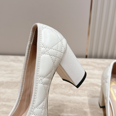 Dior 迪奥 26ss早秋系列 新款织带珍珠蝴蝶结中跟单鞋 以品牌经典标志性的字母织带装饰打造,搭配同色系的皮质鞋床, Dior 迪奥 26ss早秋系列 新款织带珍珠蝴蝶结中跟单鞋 以品牌经典标志性的字母织带装饰打造,搭配同色系的皮质鞋床,