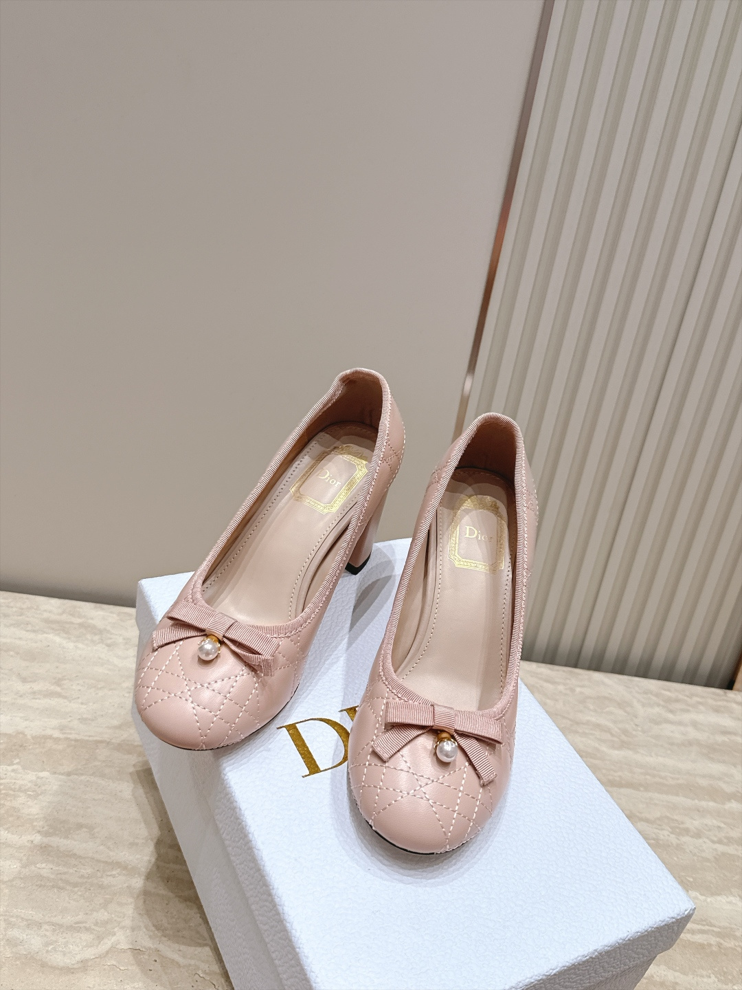 Dior 迪奥 26ss早秋系列 新款织带珍珠蝴蝶结中跟单鞋 以品牌经典标志性的字母织带装饰打造，搭配同色系的皮质鞋床，