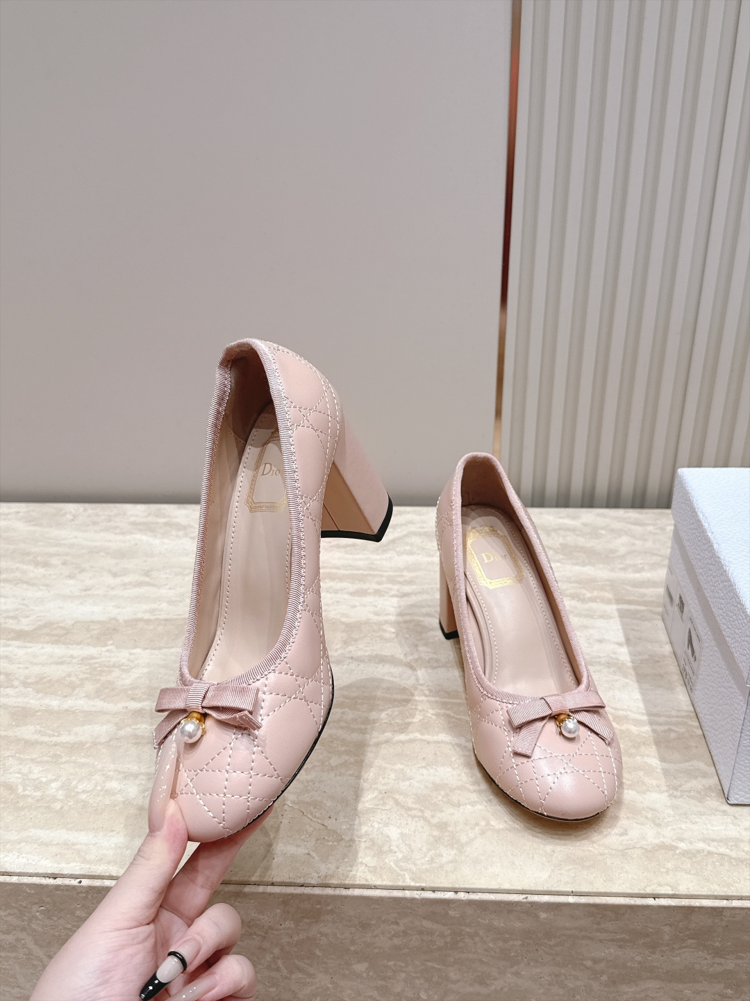 Dior 迪奥 26ss早秋系列 新款织带珍珠蝴蝶结中跟单鞋 以品牌经典标志性的字母织带装饰打造，搭配同色系的皮质鞋床，