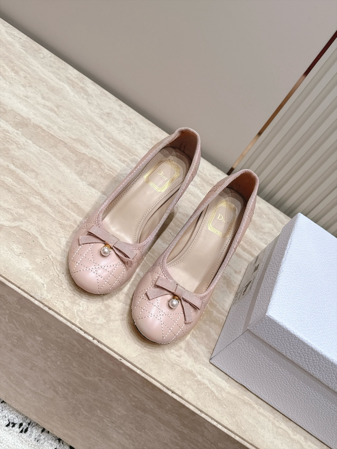 Dior 迪奥 26ss早秋系列 新款织带珍珠蝴蝶结中跟单鞋 以品牌经典标志性的字母织带装饰打造，搭配同色系的皮质鞋床，