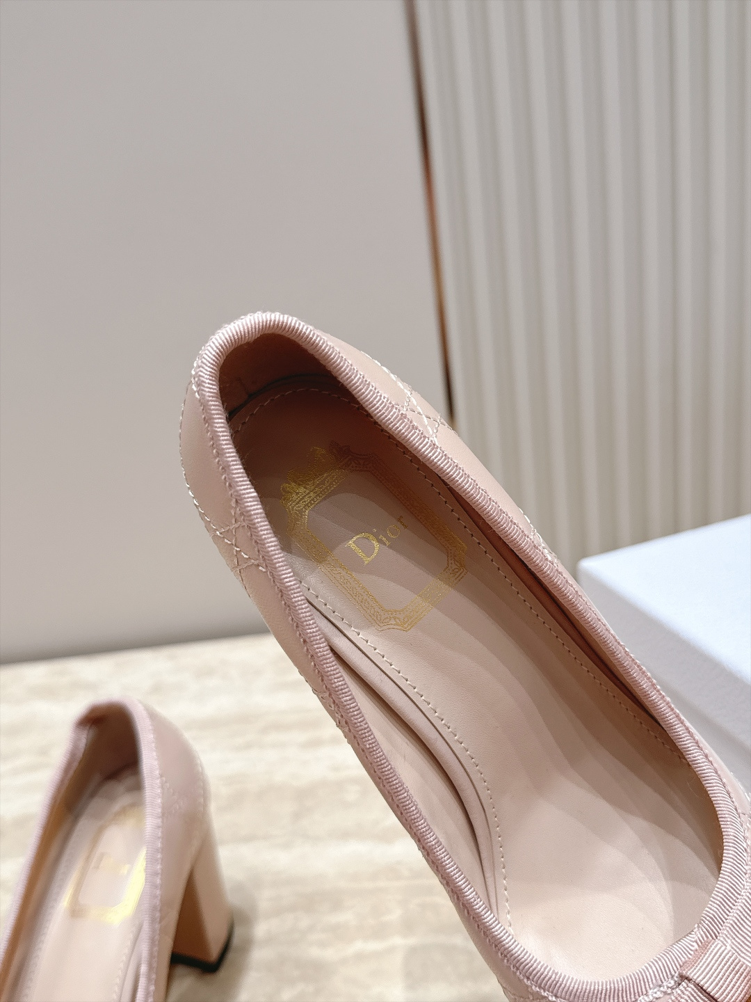 Dior 迪奥 26ss早秋系列 新款织带珍珠蝴蝶结中跟单鞋 以品牌经典标志性的字母织带装饰打造，搭配同色系的皮质鞋床，