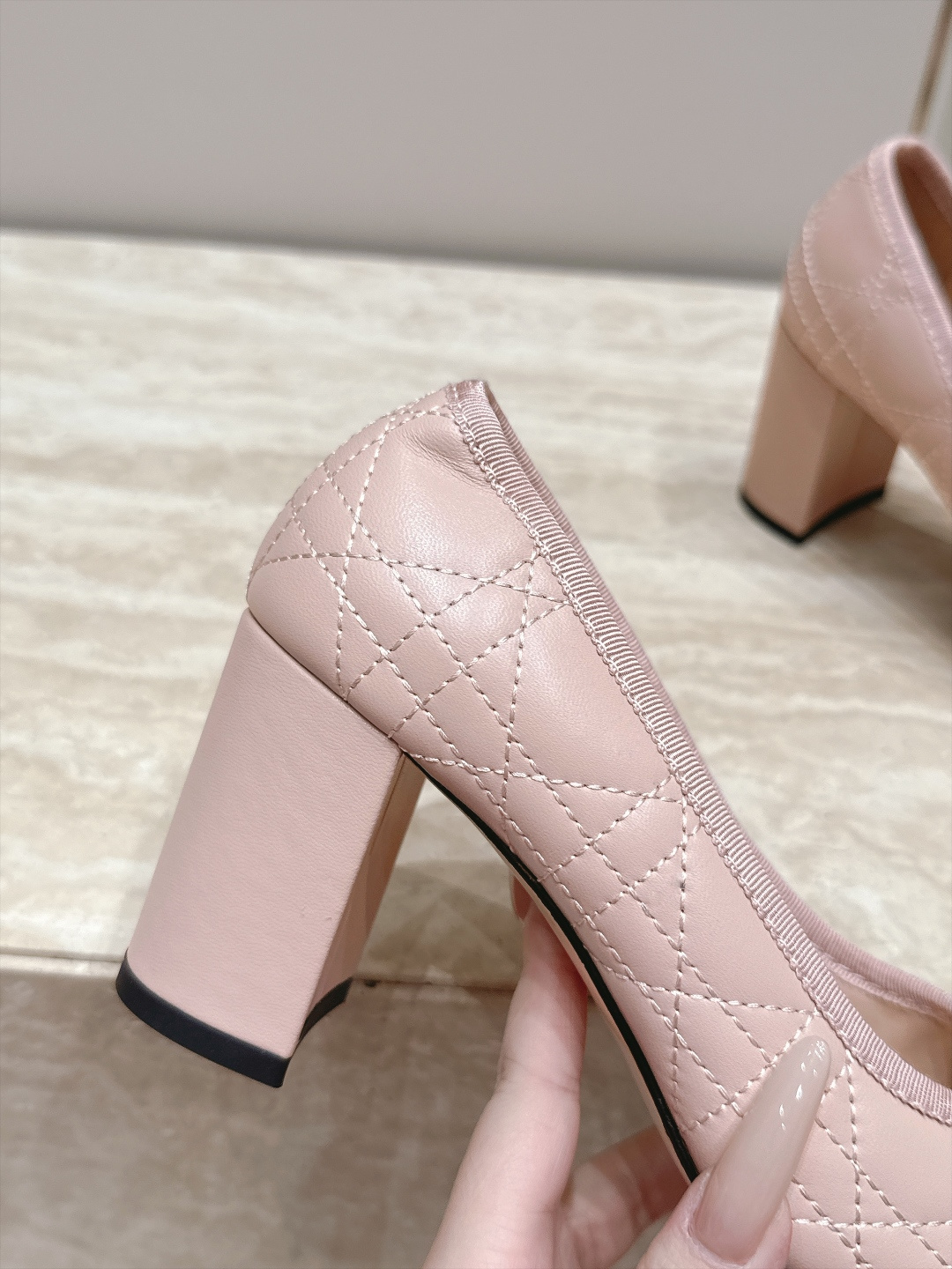 Dior 迪奥 26ss早秋系列 新款织带珍珠蝴蝶结中跟单鞋 以品牌经典标志性的字母织带装饰打造，搭配同色系的皮质鞋床，