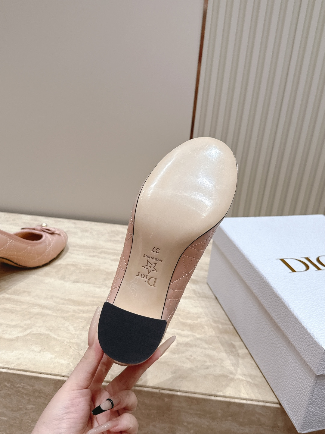 Dior 迪奥 26ss早秋系列 新款织带珍珠蝴蝶结中跟单鞋 以品牌经典标志性的字母织带装饰打造，搭配同色系的皮质鞋床，