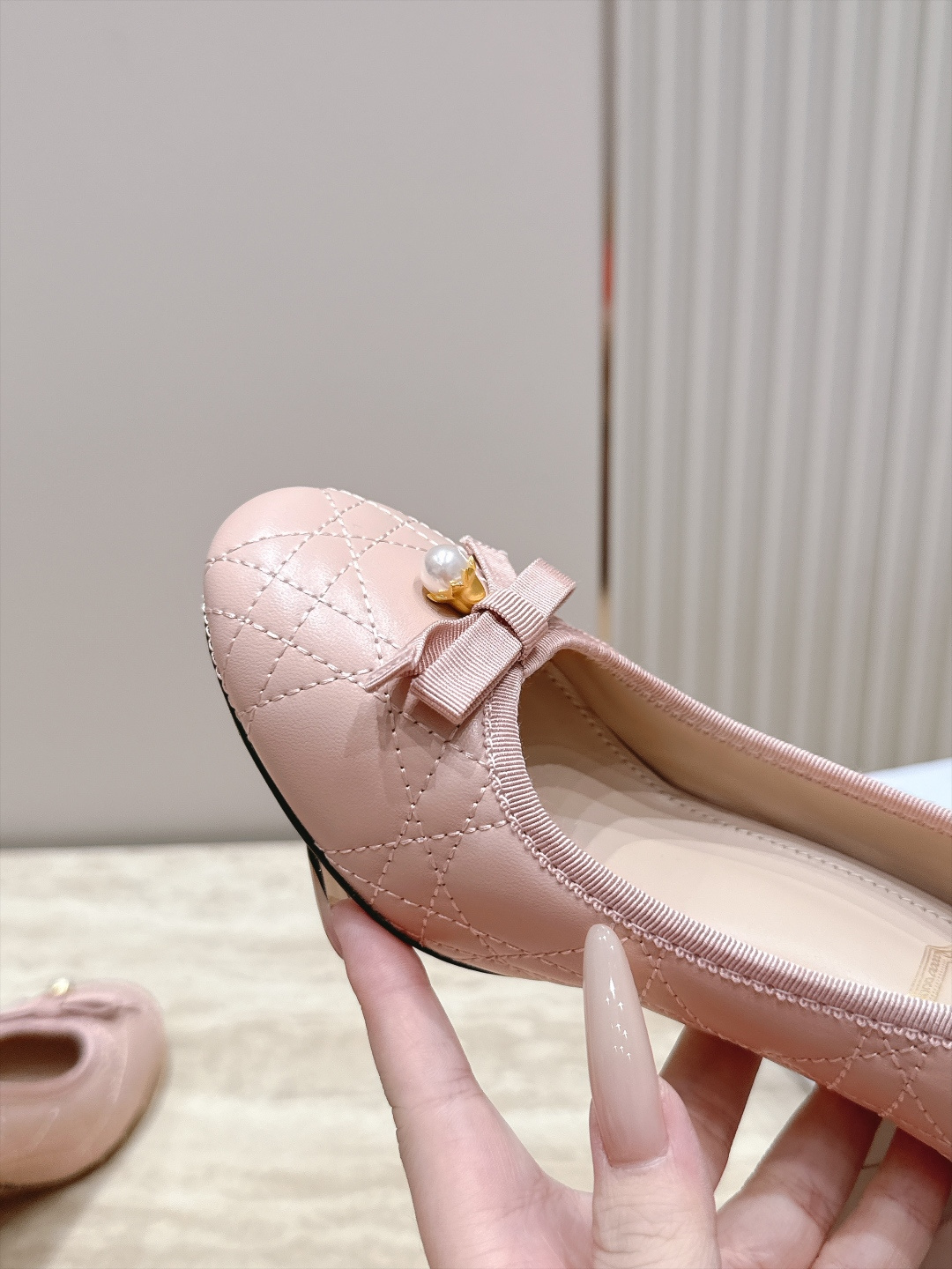Dior 迪奥 26ss早秋系列 新款织带珍珠蝴蝶结中跟单鞋 以品牌经典标志性的字母织带装饰打造，搭配同色系的皮质鞋床，