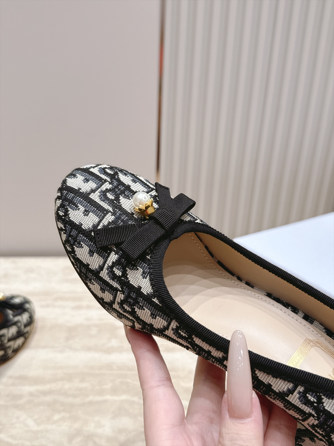 Dior 迪奥 26ss早秋系列 新款织带珍珠蝴蝶结中跟单鞋 以品牌经典标志性的字母织带装饰打造，搭配同色系的皮质鞋床，