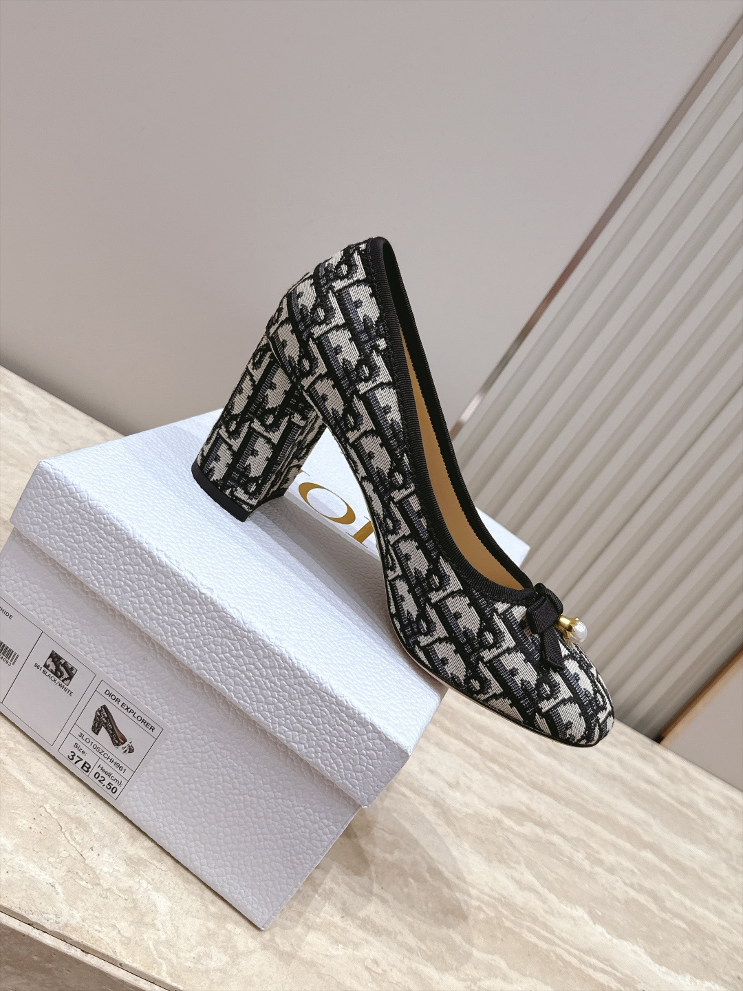 Dior 迪奥 26ss早秋系列 新款织带珍珠蝴蝶结中跟单鞋 以品牌经典标志性的字母织带装饰打造，搭配同色系的皮质鞋床，