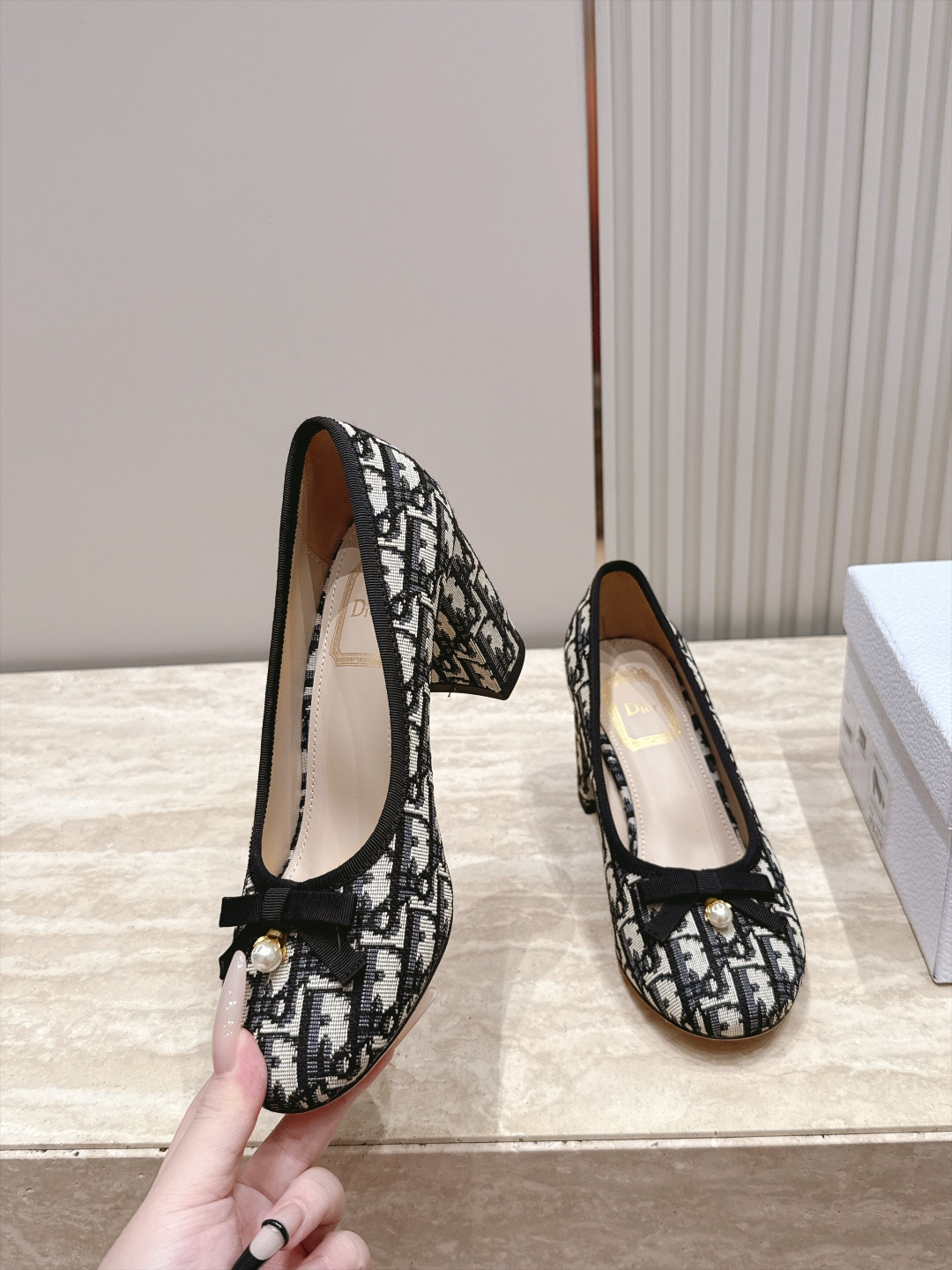 Dior 迪奥 26ss早秋系列 新款织带珍珠蝴蝶结中跟单鞋 以品牌经典标志性的字母织带装饰打造，搭配同色系的皮质鞋床，