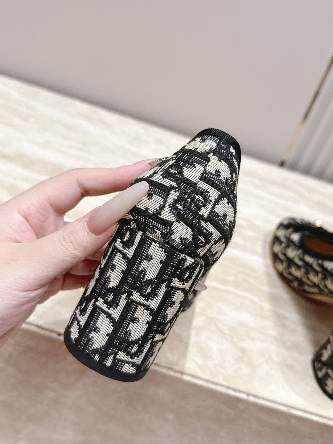 Dior 迪奥 26ss早秋系列 新款织带珍珠蝴蝶结中跟单鞋 以品牌经典标志性的字母织带装饰打造，搭配同色系的皮质鞋床，