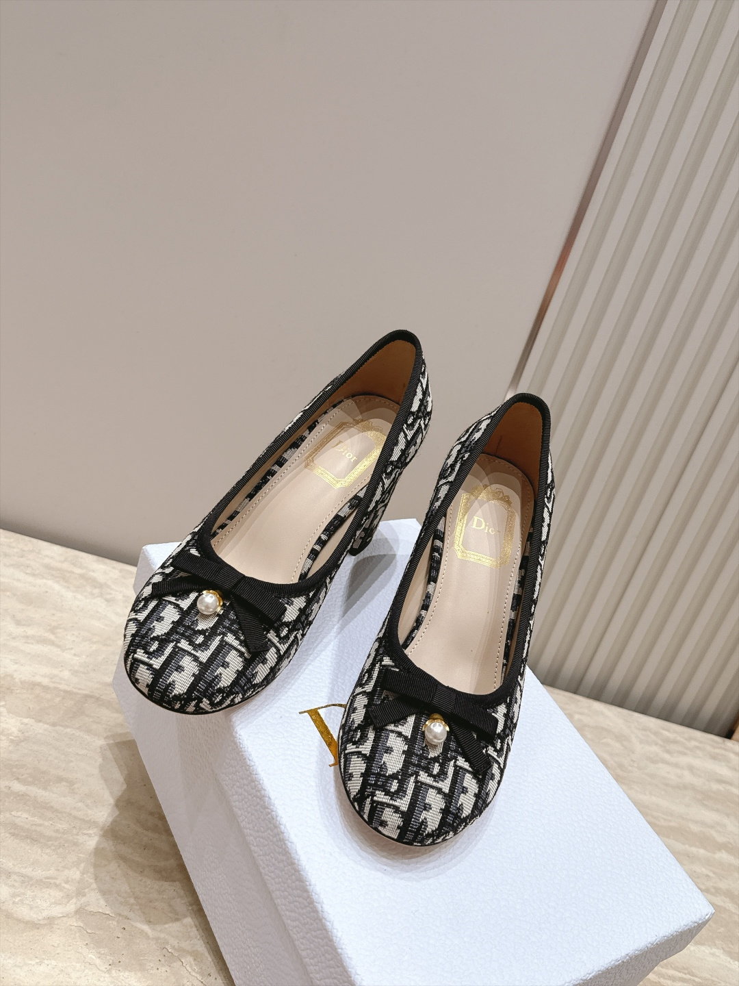 Dior 迪奥 26ss早秋系列 新款织带珍珠蝴蝶结中跟单鞋 以品牌经典标志性的字母织带装饰打造，搭配同色系的皮质鞋床，