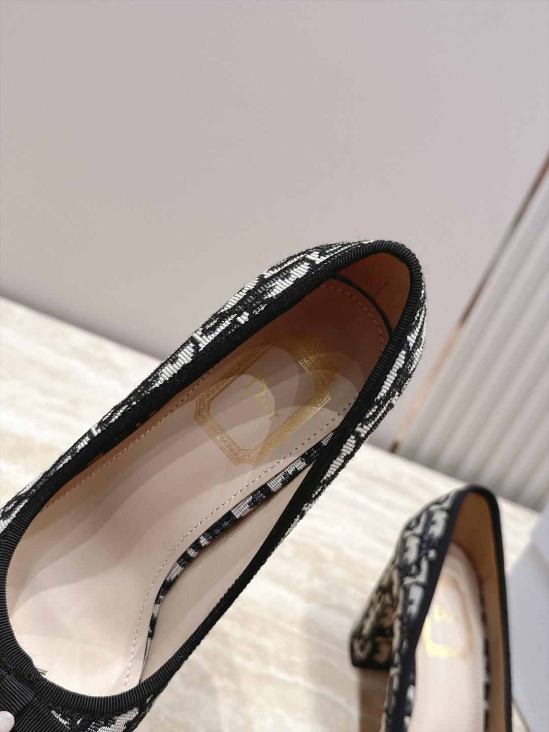 Dior 迪奥 26ss早秋系列 新款织带珍珠蝴蝶结中跟单鞋 以品牌经典标志性的字母织带装饰打造，搭配同色系的皮质鞋床，