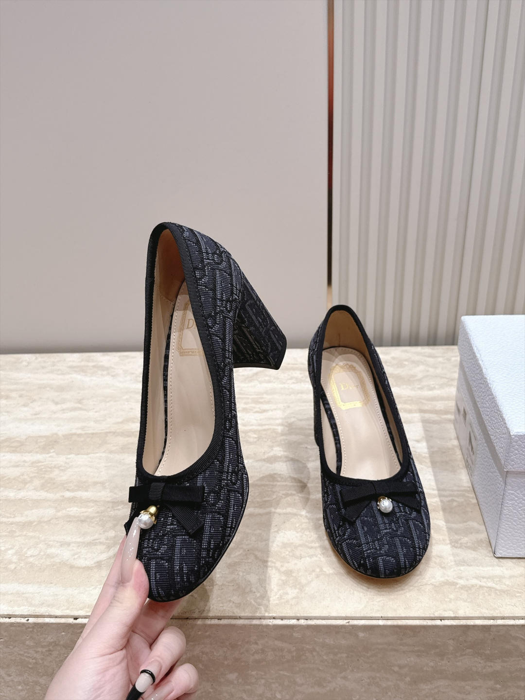 Dior 迪奥 26ss早秋系列 新款织带珍珠蝴蝶结中跟单鞋 以品牌经典标志性的字母织带装饰打造，搭配同色系的皮质鞋床，