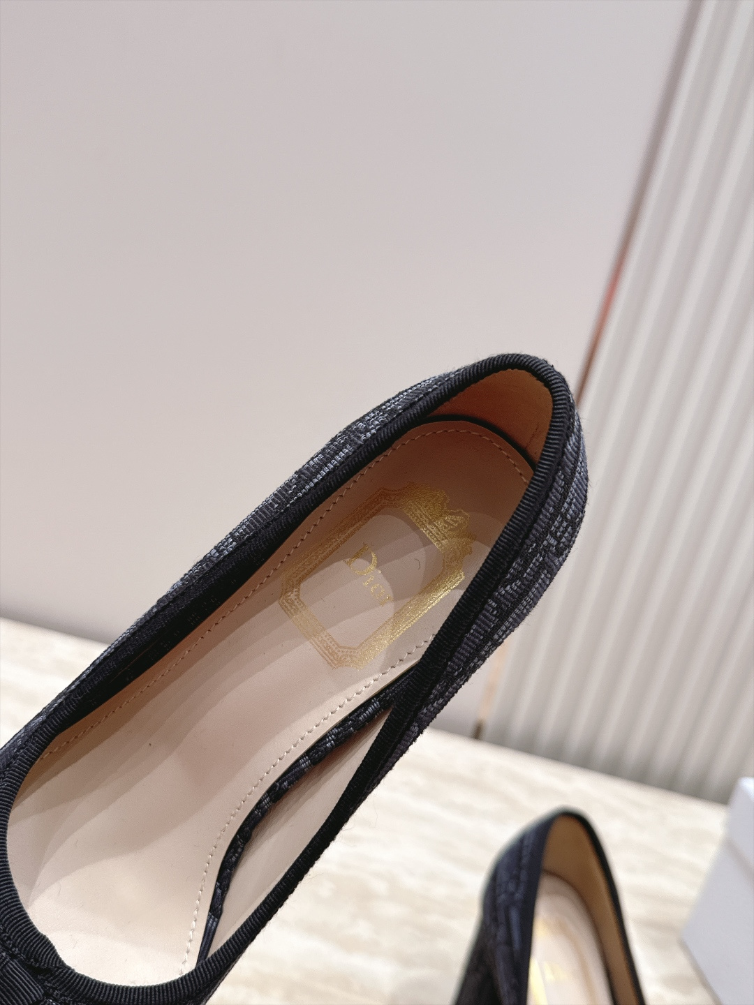 Dior 迪奥 26ss早秋系列 新款织带珍珠蝴蝶结中跟单鞋 以品牌经典标志性的字母织带装饰打造，搭配同色系的皮质鞋床，
