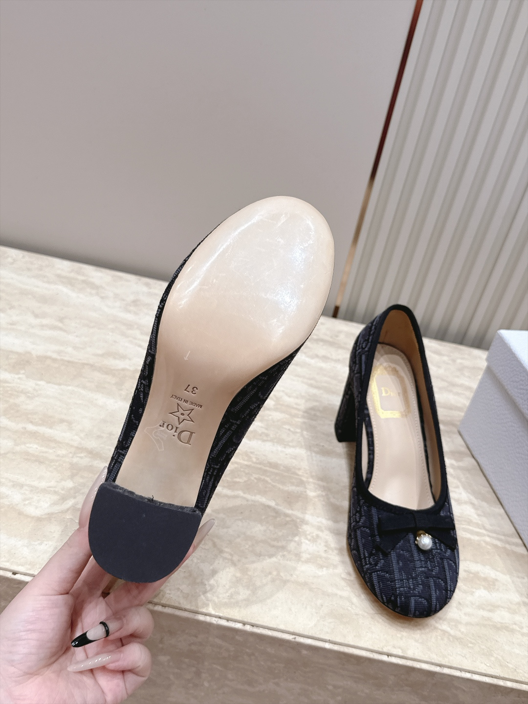 Dior 迪奥 26ss早秋系列 新款织带珍珠蝴蝶结中跟单鞋 以品牌经典标志性的字母织带装饰打造，搭配同色系的皮质鞋床，