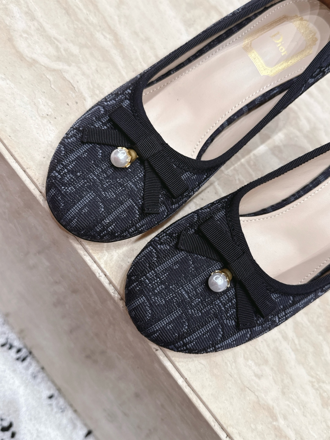 Dior 迪奥 26ss早秋系列 新款织带珍珠蝴蝶结中跟单鞋 以品牌经典标志性的字母织带装饰打造，搭配同色系的皮质鞋床，
