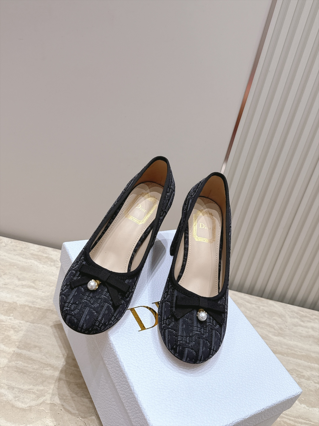 Dior 迪奥 26ss早秋系列 新款织带珍珠蝴蝶结中跟单鞋 以品牌经典标志性的字母织带装饰打造，搭配同色系的皮质鞋床，