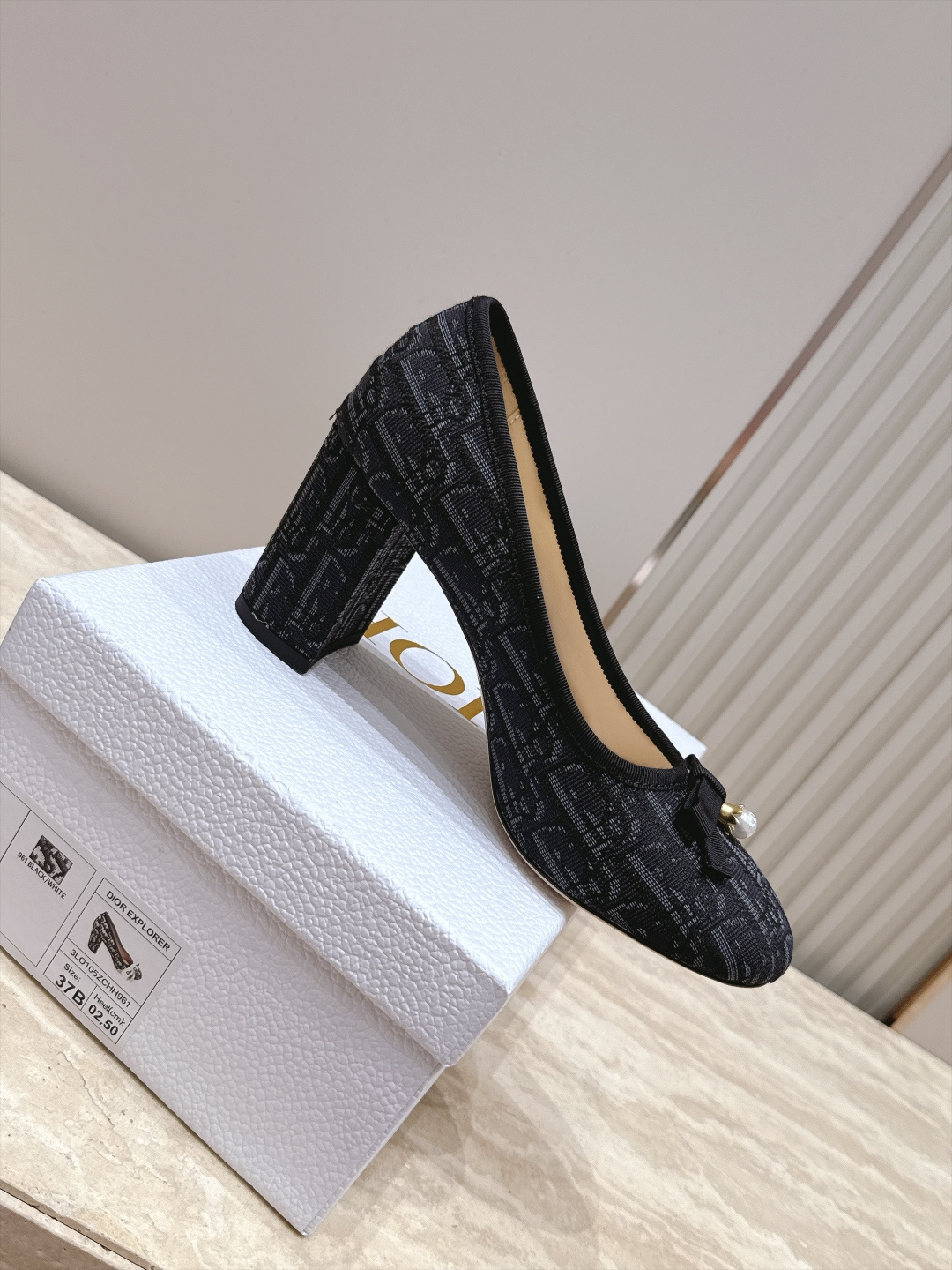 Dior 迪奥 26ss早秋系列 新款织带珍珠蝴蝶结中跟单鞋 以品牌经典标志性的字母织带装饰打造，搭配同色系的皮质鞋床，
