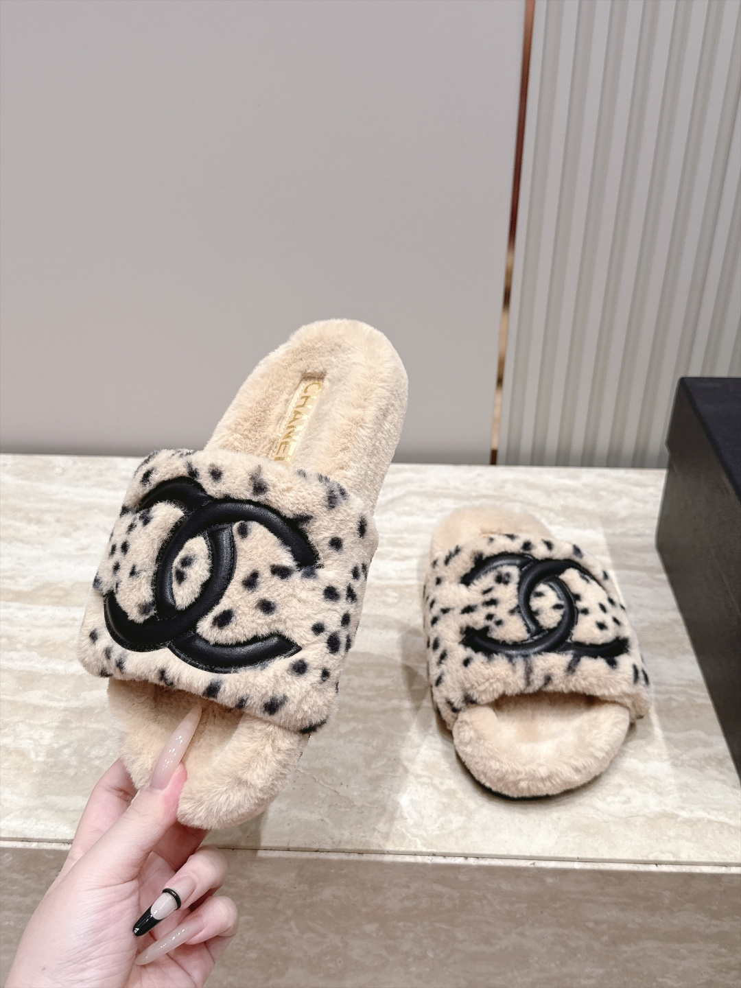 Chanel 香奈儿 新款豹纹点点毛毛拖鞋！ 这款毛拖真的是真太可爱了～豹里豹气的 柔软蓬松的毛毛，舒服暖脚! 增高显腿
