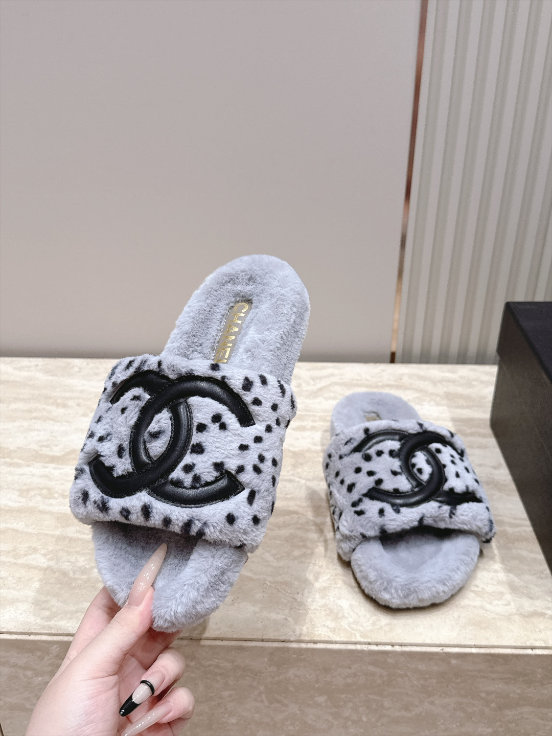 Chanel 香奈儿 新款豹纹点点毛毛拖鞋！ 这款毛拖真的是真太可爱了～豹里豹气的 柔软蓬松的毛毛，舒服暖脚! 增高显腿