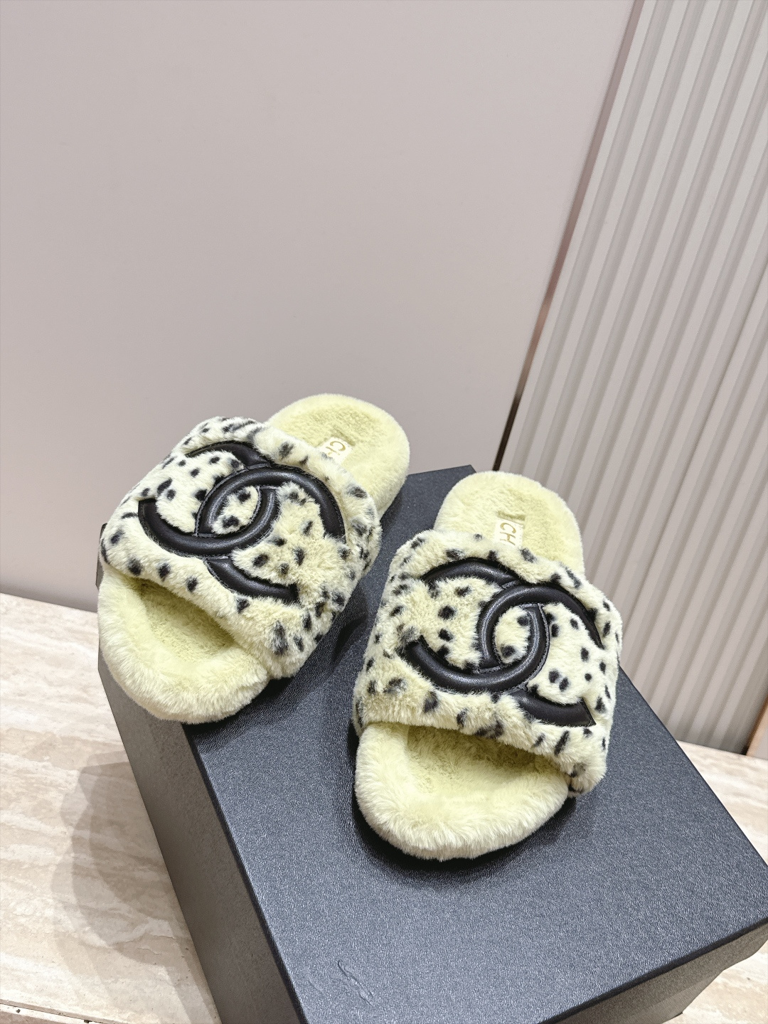 Chanel 香奈儿 新款豹纹点点毛毛拖鞋！ 这款毛拖真的是真太可爱了～豹里豹气的 柔软蓬松的毛毛，舒服暖脚! 增高显腿