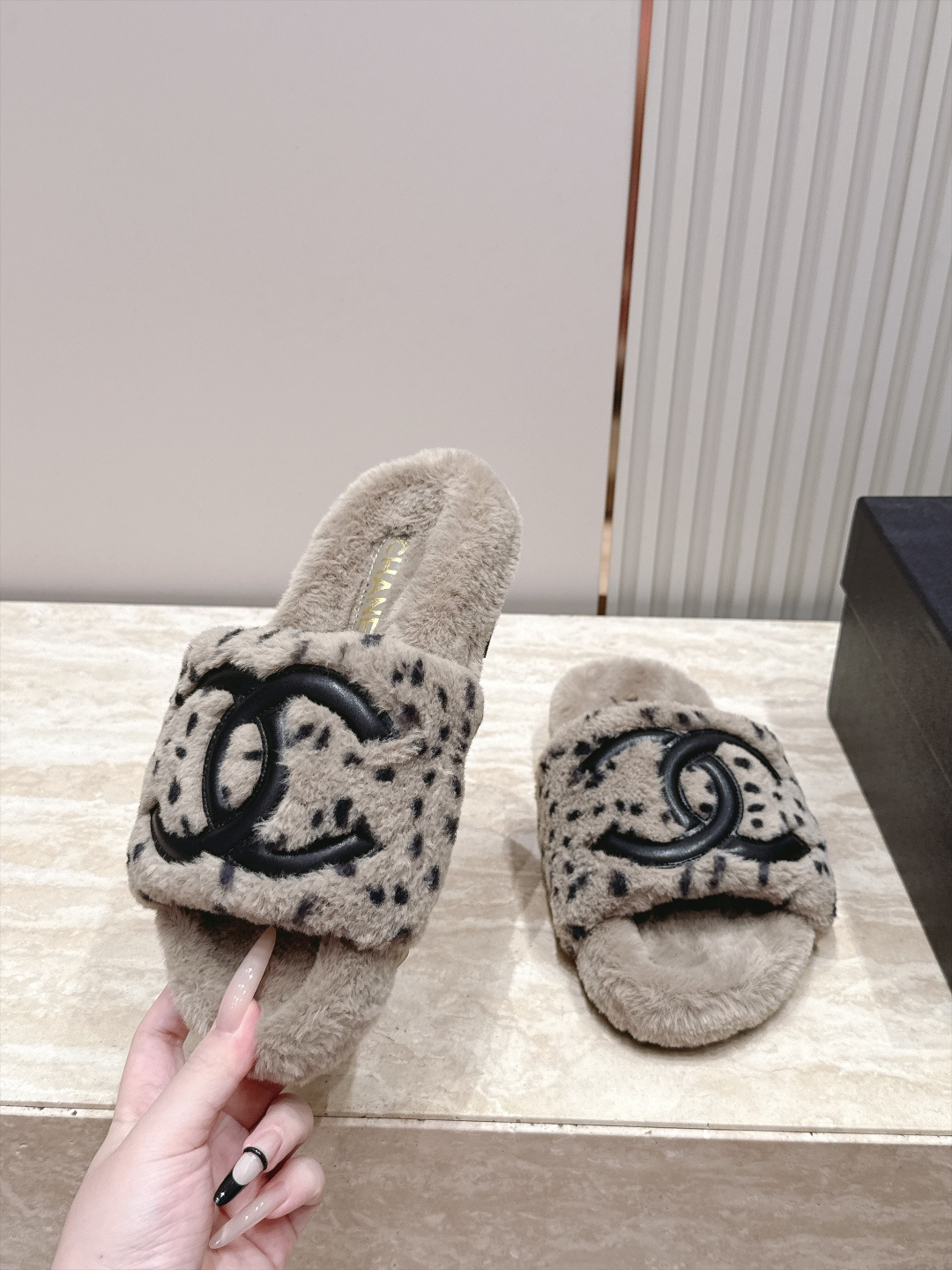 Chanel 香奈儿 新款豹纹点点毛毛拖鞋！ 这款毛拖真的是真太可爱了～豹里豹气的 柔软蓬松的毛毛，舒服暖脚! 增高显腿