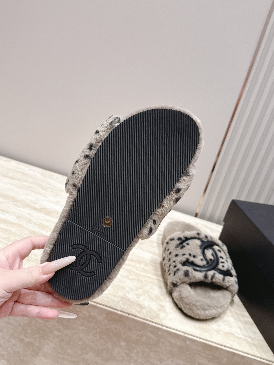 Chanel 香奈儿 新款豹纹点点毛毛拖鞋！ 这款毛拖真的是真太可爱了～豹里豹气的 柔软蓬松的毛毛，舒服暖脚! 增高显腿