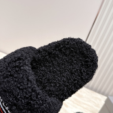 巴黎世家 毛拖新色 毛毛拖鞋 这款毛毛拖真的是让人无法自拔真太酷太百搭了~ 上脚超级无敌好看舒服面料:进口羊卷毛 柔软舒 巴黎世家 毛拖新色 毛毛拖鞋 这款毛毛拖真的是让人无法自拔真太酷太百搭了~ 上脚超级无敌好看舒服面料:进口羊卷毛 柔软舒