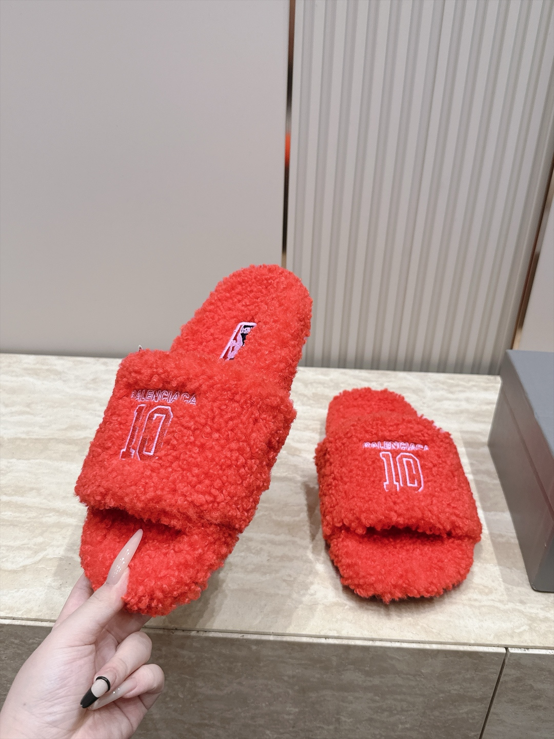 巴黎世家 毛拖新色 毛毛拖鞋 这款毛毛拖真的是让人无法自拔真太酷太百搭了～ 上脚超级无敌好看舒服面料：进口羊卷毛 柔软舒