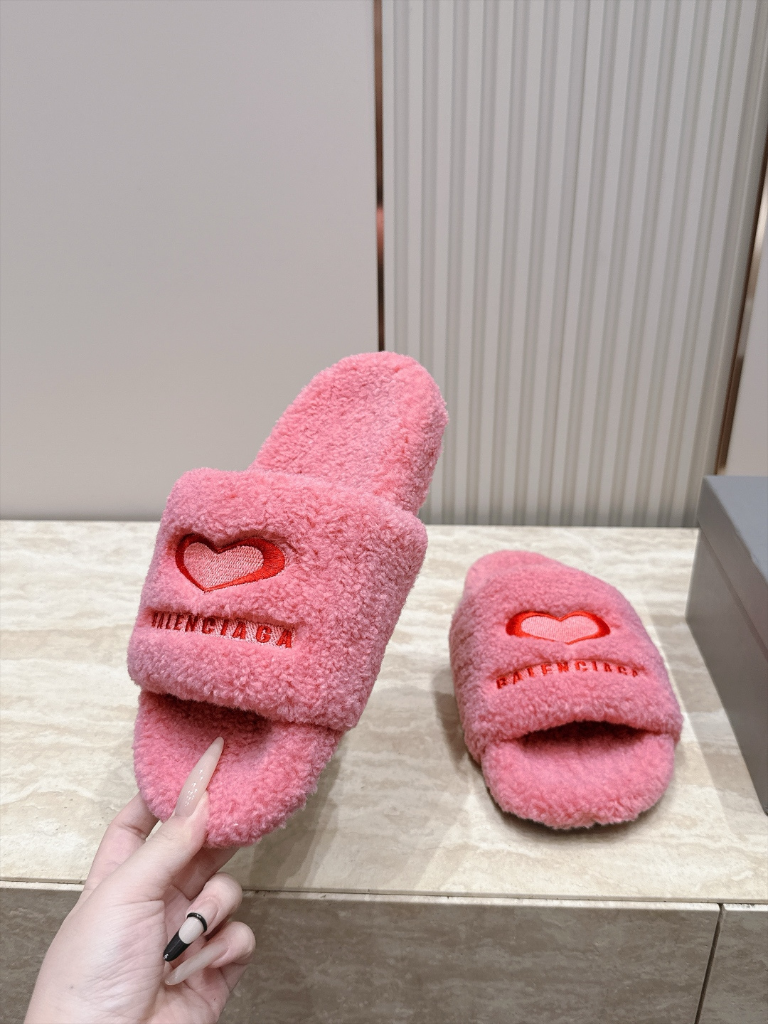 巴黎世家 毛拖新色 毛毛拖鞋 这款毛毛拖真的是让人无法自拔真太酷太百搭了～ 上脚超级无敌好看舒服面料：进口羊卷毛 柔软舒