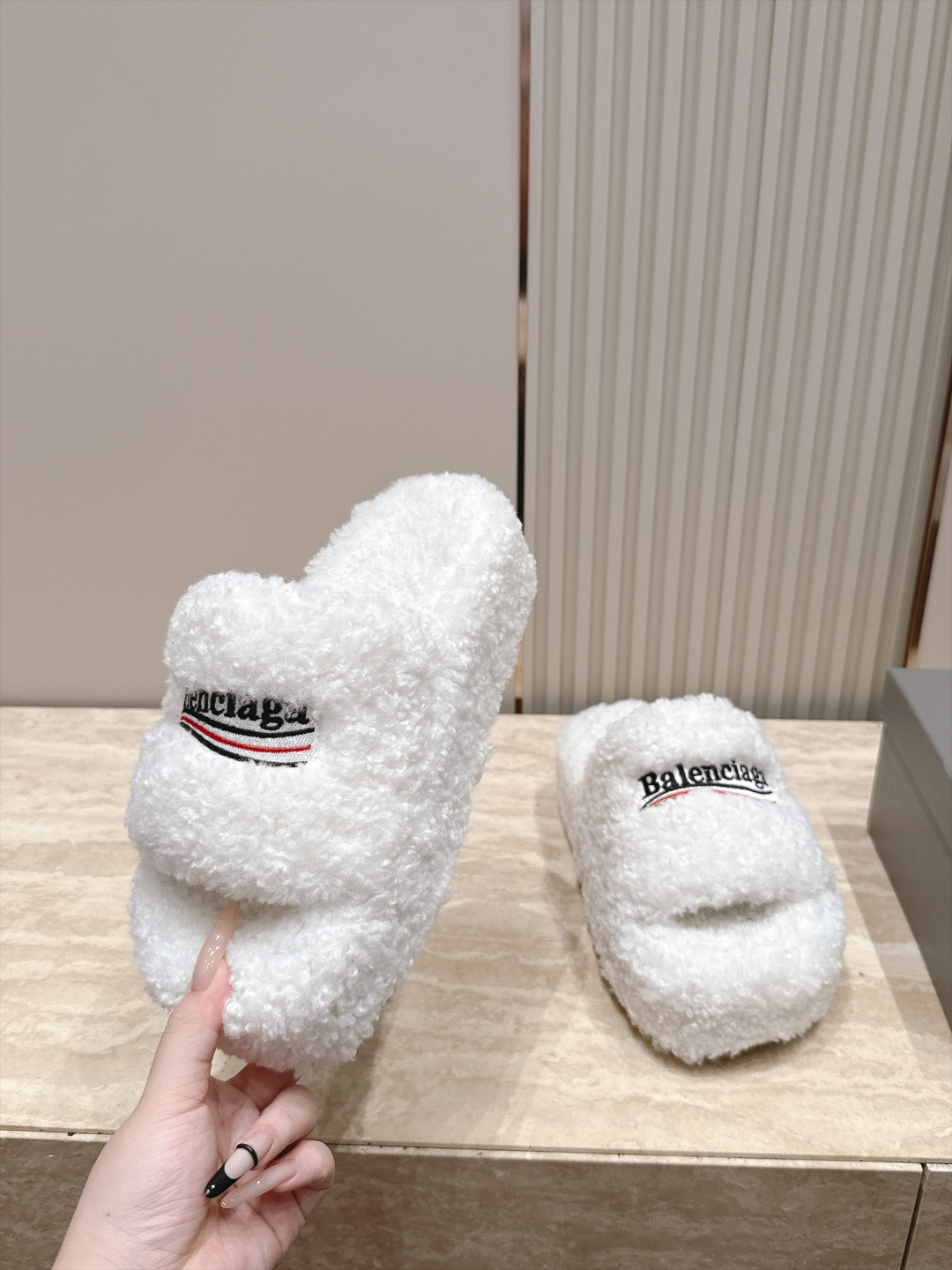 巴黎世家 毛拖新色 毛毛拖鞋 这款毛毛拖真的是让人无法自拔真太酷太百搭了～ 上脚超级无敌好看舒服面料：进口羊卷毛 柔软舒