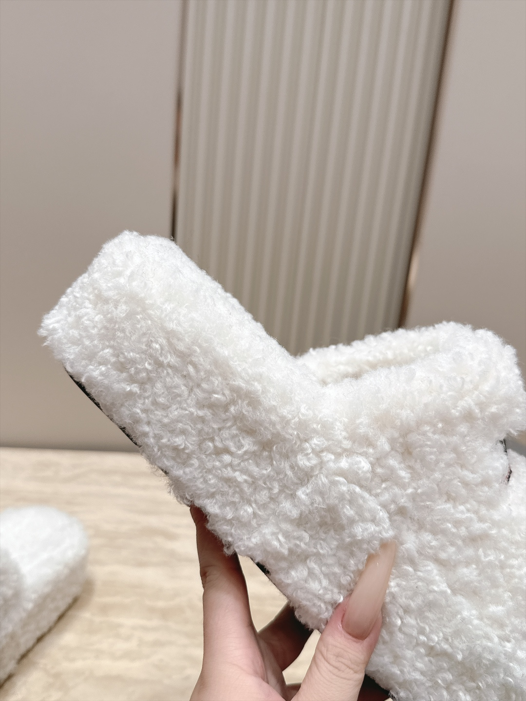 巴黎世家 毛拖新色 毛毛拖鞋 这款毛毛拖真的是让人无法自拔真太酷太百搭了～ 上脚超级无敌好看舒服面料：进口羊卷毛 柔软舒
