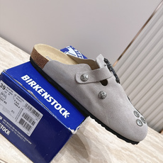 Comehearts x BIRKENSTOCK 克罗心x勃肯鞋‼️ 皮革绒面时尚休闲包头鞋 牛皮绒面革质地柔 Comehearts x BIRKENSTOCK 克罗心x勃肯鞋‼️ 皮革绒面时尚休闲包头鞋 牛皮绒面革质地柔