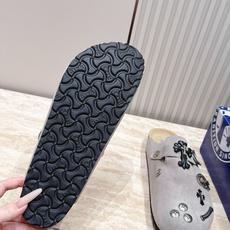 Comehearts x BIRKENSTOCK 克罗心x勃肯鞋‼️ 皮革绒面时尚休闲包头鞋 牛皮绒面革质地柔 Comehearts x BIRKENSTOCK 克罗心x勃肯鞋‼️ 皮革绒面时尚休闲包头鞋 牛皮绒面革质地柔