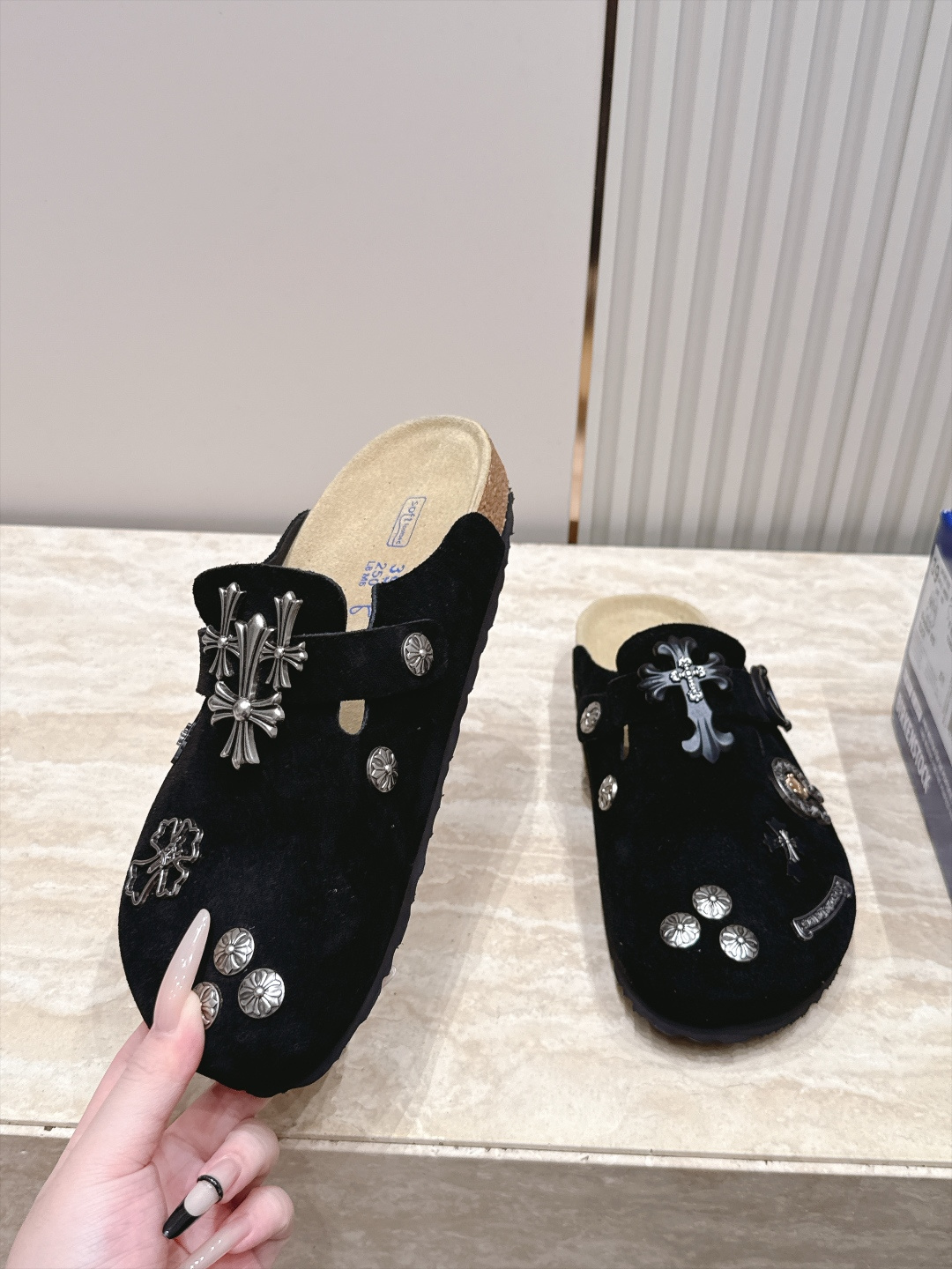 Comehearts x BIRKENSTOCK 克罗心x勃肯鞋‼️      皮革绒面时尚休闲包头鞋 牛皮绒面革质地柔