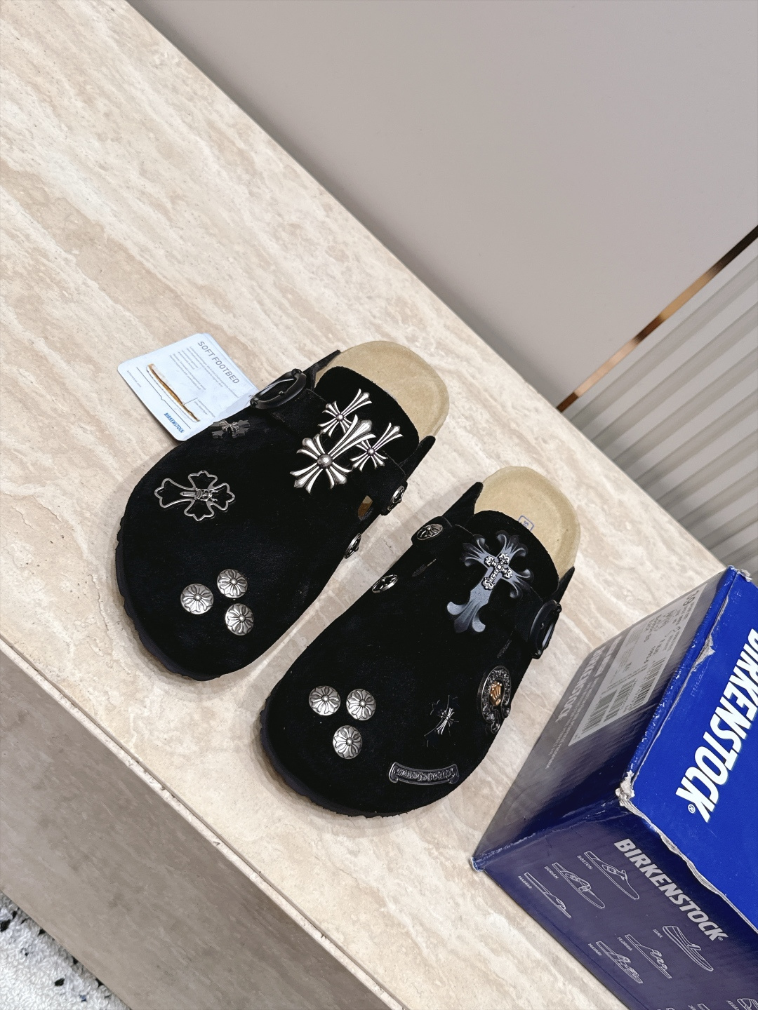 Comehearts x BIRKENSTOCK 克罗心x勃肯鞋‼️      皮革绒面时尚休闲包头鞋 牛皮绒面革质地柔