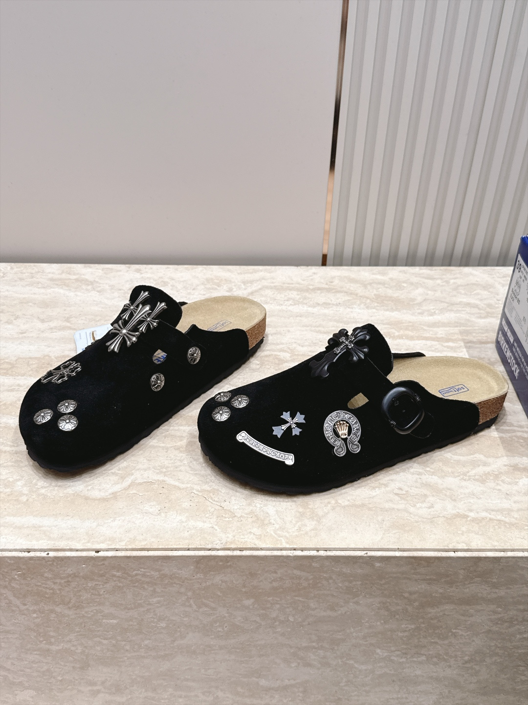 Comehearts x BIRKENSTOCK 克罗心x勃肯鞋‼️      皮革绒面时尚休闲包头鞋 牛皮绒面革质地柔