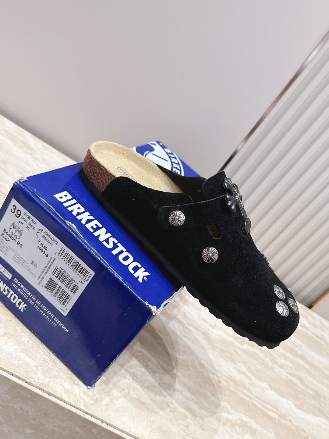 Comehearts x BIRKENSTOCK 克罗心x勃肯鞋‼️      皮革绒面时尚休闲包头鞋 牛皮绒面革质地柔