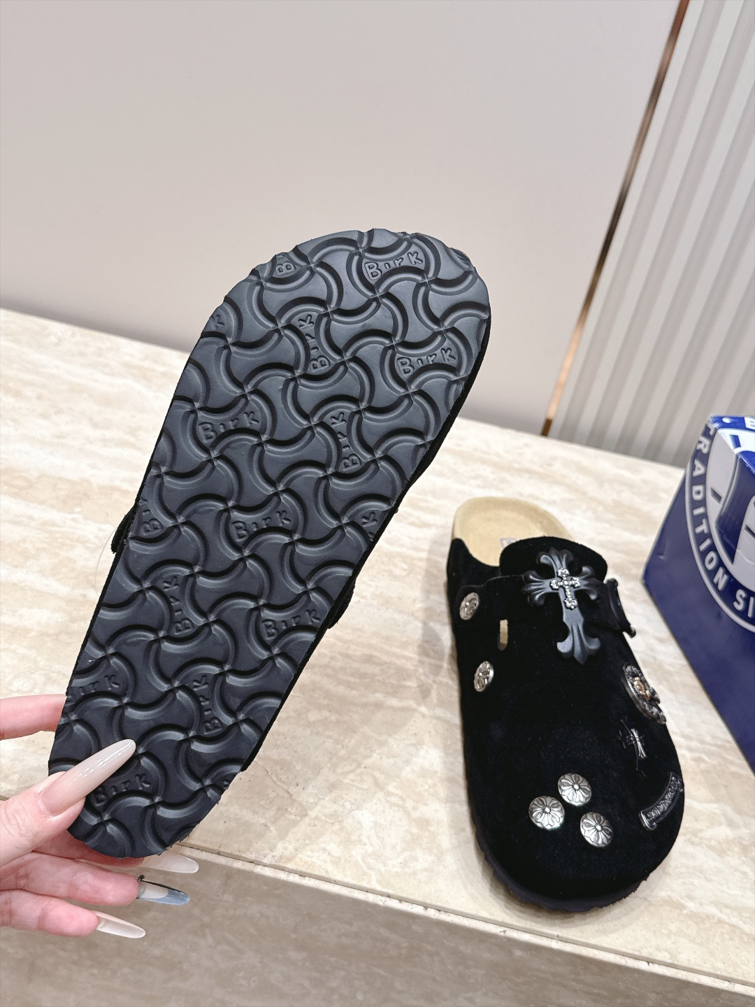 Comehearts x BIRKENSTOCK 克罗心x勃肯鞋‼️      皮革绒面时尚休闲包头鞋 牛皮绒面革质地柔